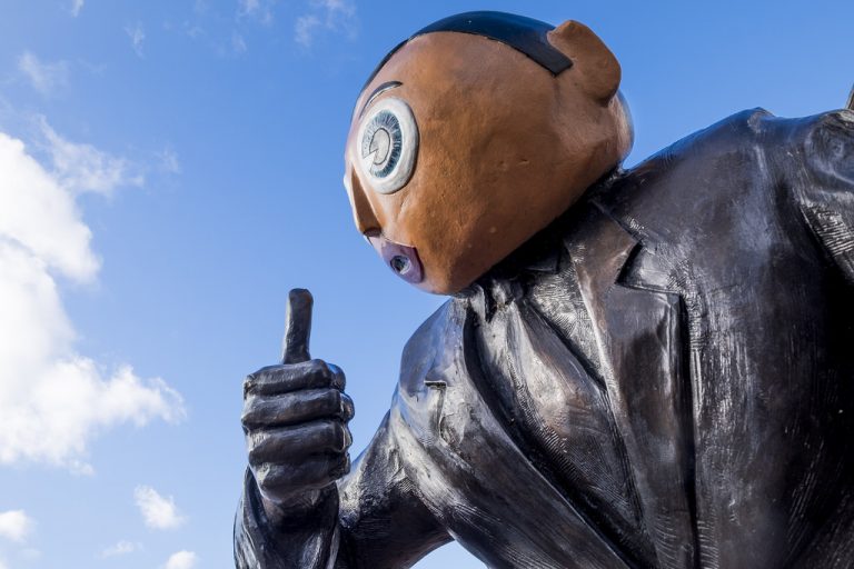 Estatua en honor a Frank Sidebottom